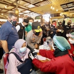 Forkopimda Jawa Timur mengecek pelaksanaan percepatan vaksinasi Merdeka terhadap Supoter Persebaya atau Bonek, di Warkop Pitulikur, Jalan Bagong Surabaya, Selasa (17/8/2021).