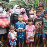 Bupati Mojokerto, Ikfina Fahmawati, saat bersama anak-anak korban banjir.