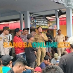 Camat Puncu, Firman Tappa, saat menemui warga Desa Satak. Foto: MUJI HARJITA/BANGSAONLINE