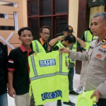 Satbinmas Polres Lamongan saat menyerahkan rompi hijau kepada perwakilan komunitas motor