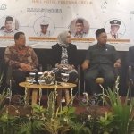 Anggota DPR RI H. Syafiuddin (paling kanan) saat menghadiri dialog publik penanggulangan banjir Kali Lamong.