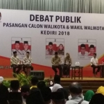 Ketiga pasangan calon walikota dan wakil walikota Kediri saat mengikuti debat publik, Senin (23/4) malam.  foto: Arif Kurniawan/ BANGSAONLINE