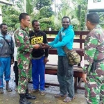 Warga perbatasan RI-PNG menyerahkan senjata api le Satgas Yonif Mekanis 516.