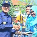 Pj Bupati Lamongan Wahid Wahyudi memberikan penghargaan kepada pemenang lomba peringatan HKN. foto: lmg1/BANGSAONLINE