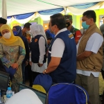 Plt. Direktur RS R.A. Basuni Gedeg, dr Ulum Rokhmat Hidayat saat mendampingi Gubernur Jatim dan Bupati Mojokerto memantau vaksinasi.