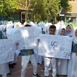 Aksi siswa-siswi SMKN 1 Rembang Kabupaten Pasuruan saat menggelar demo.