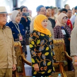 Gubernur Jawa Timur Khofifah Indar Parawansa (tengah), Ketua HKTI Jatim Arum Sabil (kiri), dan Bupati Lumajang Indah Amperawati saat menghadiri pelantikan DPC HKTI Kabupaten Lumajang.