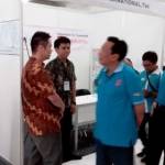 Bupati Sambari saat meninjau stand Job Fair 2016. foto: syuhud/ BANGSAONLINE