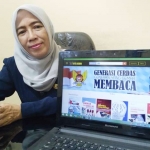 Kepala Dinas Perpustakaan dan Kearsipan Kota Kediri, Dewi Sartika, menunjukkan aplikasi e-Pusda.