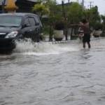 Kondisi salah satu ruas jalan di Tuban yang tergenang akibat hujan deras. (Suwandi/BANGSAONLINE)