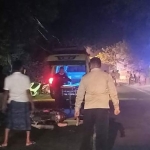 Polisi melakukan olah TKP usai kecelakaan antara truk barang dengan sepeda motor V-Ixion di Jalan Raya Tlanakan, Kabupaten Pamekasan. 