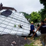 Kondisi salah satu rumah warga di Tuban yang ambruk akibat puting beliung.