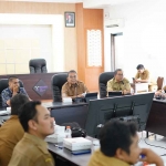 Sekdakot Kediri, Bagus Alit (pegang kertas), saat memimpin rapat. Foto: Ist