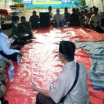 Prof. Dr. KH. Asep Saifuddin Chalim dan Gus Barra saat buka bersama dengan para korban gempa dibawah tenda di halanan SDN 04 Jalan Halimo Kaliuling Tempursari, Lumajang, Selasa (19/4/2021). foto: mma/ bangsaonline.com