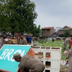 Petugas gabungan saat melakukan penertiban di Makam Rangkah Surabaya.
