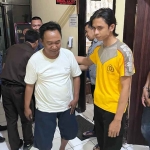 Mantan Kepala Desa Kelbung, Syamsuri, saat ditangkap polisi.