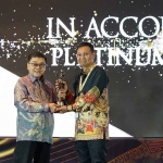 Direktur Keuangan dan Umum Petrokimia Gresik, Robby Setiabudi Madjid (kanan), saat menerima Platinum Rank di Asrrat 2023. Foto: Ist