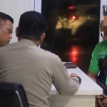 Petugas dari Satlantas Polres Gresik saat menindak sopir Transjatim yang terbukti ugal-ugalan ketika berkendara. Foto: Ist