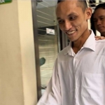 Abdul Khamaim (29), terdakwa suami jual istri untuk melayani seks threesome saat jalani sidang di Pengadilan Negeri Mojokerto, Selasa (2/7/2024).