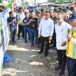 Pj Gubernur Jatim ketika meninjau Bendungan Lengkong, Sidoarjo.
