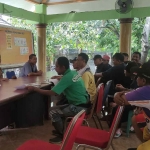 Sejumlah penggerobak sampah saat berada di kantor desa untuk mempertanyakan permasalahan di TPS3D Desa Kemiri. Foto: Ist.