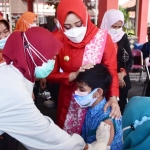 Warga berkebutuhan khusus sedang mendapatkan vaksinasi dari Pemkab Mojokerto.