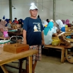 Ketua Asosiasi Pengusaha Hasil Tembakau (APHT) di Kabupaten Pamekasan, H M Syaiful, bersama buruh di pabrik rokoknya.
