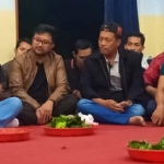 Bupati Lumajang, Thoriqul Haq (kanan) saat berdialog dengan seluruh SDM PKH Lumajang
