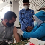 Pelaksanaan vaksinasi bagi lansia dalam rangka memperingati hari Lansia Nasional Tahun 2021 di Desa Ngampelsari, Kecamatan Candi, Sidoarjo.