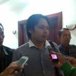  Arif Fathoni SH mendesak manajemen UD Budi Purnomo memenuhi tuntutan karyawan yang dipecat sepihak. Foto: maulana/BANGSAONLINE 