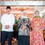 Khofifah, Ketua Umum PP Muslimat NU saat foto bersama Menteri Sosial Gus Ipul dan istri, Fatma Saifullah Yusuf.