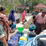 Pendistribusian air bersih untuk masyarakat di Kecamatan Robatal, Sampang. Foto: MUTAMMIM/ BANGSAONLINE