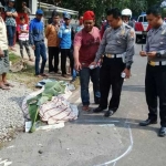 Polisi saat melakukan olah TKP.