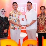 Bacabup Gresik Asluchul Alif (tiga dari kanan) didampingi Sekretaris DPC Gerindra Gresik Nur Saidah menerima SK dari Ketum PSI Kaesang Pangarep. FOTO:ist.