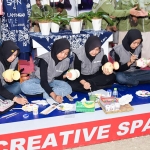 Kegiatan pameran pendidikan di kawasan Gajah Mada.