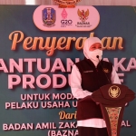 Gubernur Jawa Timur, Khofifah Indar Parawansa, saat penyerahan bantuan usaha mikro Baznas di Bangkalan.
