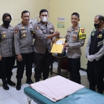 Kapolres Batu, AKBP Oskar Syamsuddin, saat memberi bantuan pada anggota yang menjadi korban tragedi Kanjuruhan, Malang.