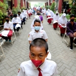Vaksinasi bagi para pelajar di Surabaya.