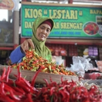 Pinasti, salah seorang pedagang bumbu dapur di Pasar Srengat Kabupaten Blitar harus menyiasati naiknya harga cabai rawit.