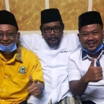 KH. Nur Muhammad (tengah) merangkul Yani dan Anha dalam suatu acara. foto: SYUHUD/ BANGSAONLINE