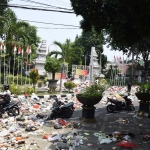 Sampah yang dibuang peserta aksi demo depan Pendapa Delta Wibawa, Rabu (20/12/2023) lalu. Foto: Ist.