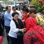 Megawati disambut sejumlah Bupati, Wakil Bupati, dan Plt Wali Kota Blitar, serta kader PDI Perjuangan Blitar Raya.