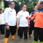 Pj Gubernur Jatim, Adhy Karyono, saat meninjau banjir di Mojokerto.