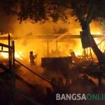 PMK Jombang berusaha memadamkan api. foto: RONY SUHARTOMO/ BANGSAONLINE