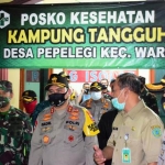 Kapolda Jatim Irjen Pol. Mohammad Fadil Imran bersama Pangdam V Brawijaya Mayjen TNI Widodo Iryansyah meninjaukampung tangguh di  Sidoarjo.