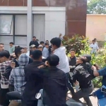 Tangkapan layar video perkelahian sekelompok mahasiswa yang diduga berlokasi di Universitas Madura, Pamekasan.