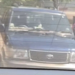 Tangkapan layar di Instagram yang menunjukkan seorang pengendara mobil di Surabaya yang membawa celurit. Foto: Instagram/febyaudira