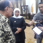 Dr Alwi Shihab dan Gubernur Jawa Timur Khofifah Indar Parawansa memberi keterangan pers usai pertemuan di Gedung Negara Grahadi Surabaya, Senin (8/7/2019). foto: didi rosadi/ bangsonline.com