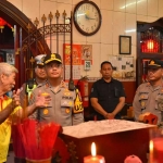 Kapolres Gresik saat meninjau persiapan perayaan Imlek di Klenteng Kim Hin Kiong TITD. Foto: Ist