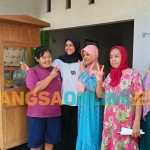 Calon Wali Kota Kediri nomor urut 2 Ferry Silviana Feronica yang akrab disapa Bunda Fey (nomor 2 dari kiri) saat bersama Ibu penjual Soto dan Ibu lainnya. Foto: Muji Harjita/BANGSAONLINE